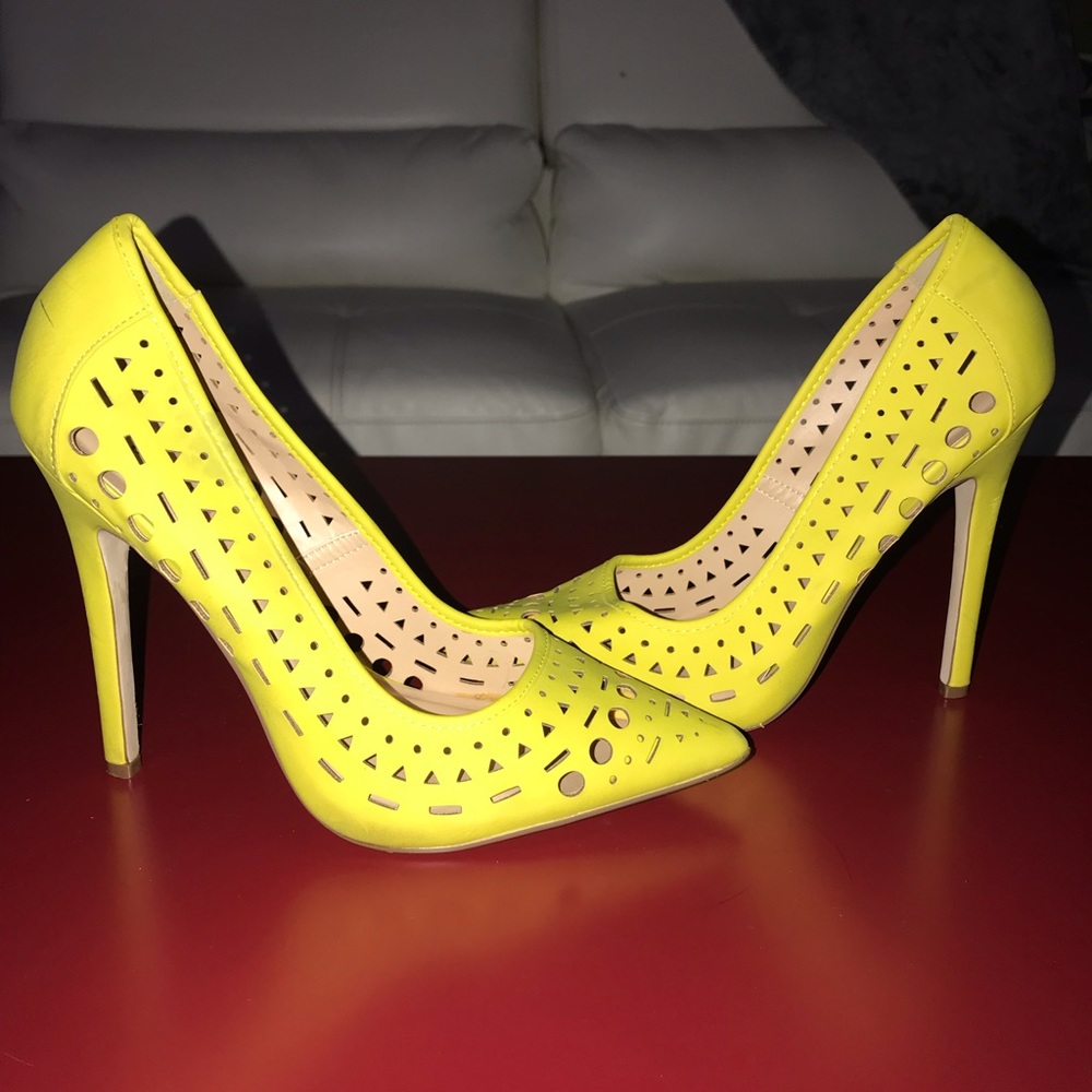 Mustard Me Please, pumps.